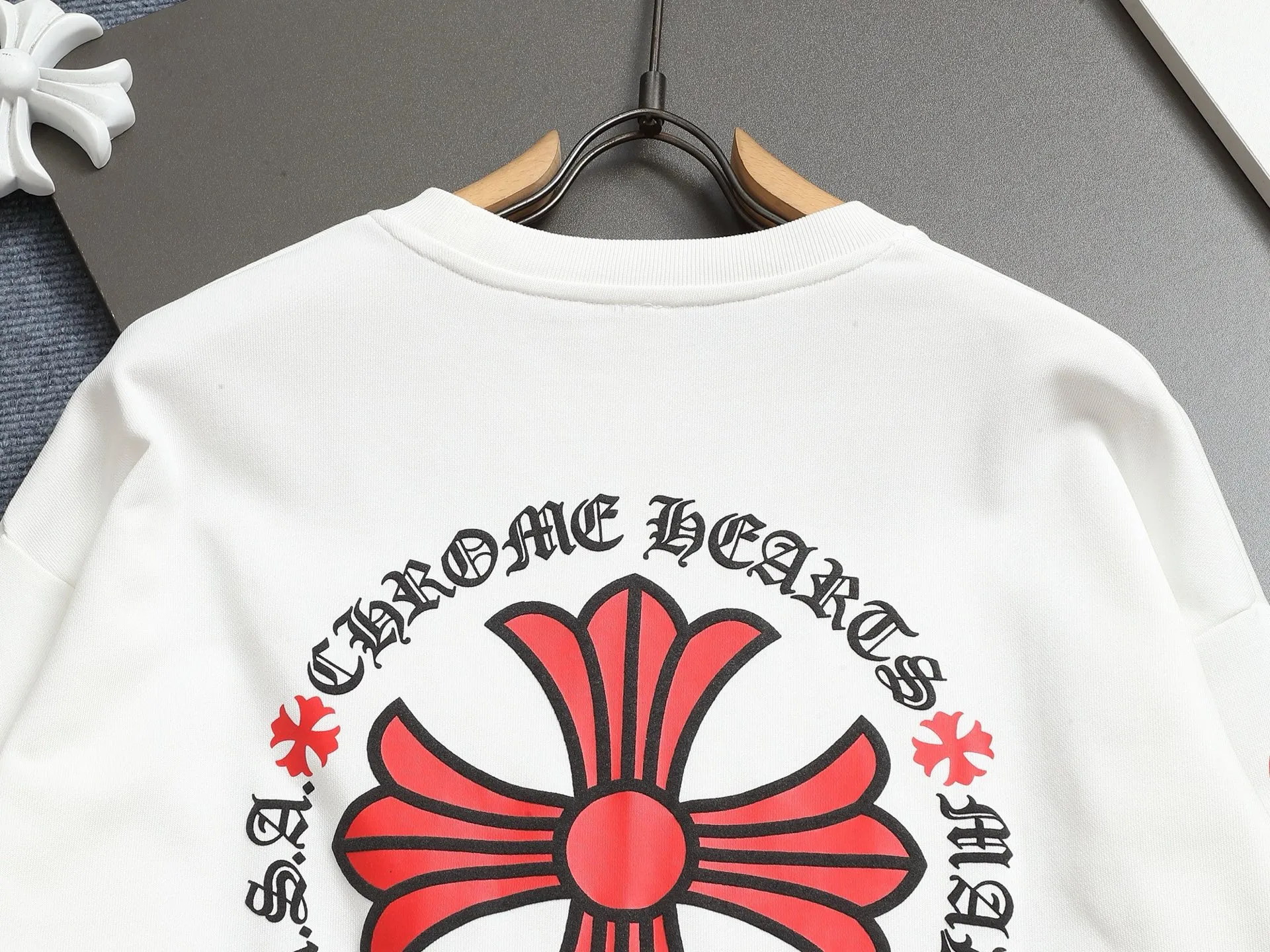 P230 Chrome hearts ch Chrome hearts cross printed round neck sweatshirt, large version, loose and stylish, low version, slim version, upper body and crotch pull, 100% commitment: top quality, not fast food, the highest version on the market, top quality, 420g, 26 custom-dyed double yarn cotton, same style for men and women, complete with three standards. Color: Black White Size: XS-L